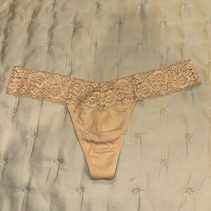 New Victoria’s Secret Pink Floral Lace Thong Panty Size Large